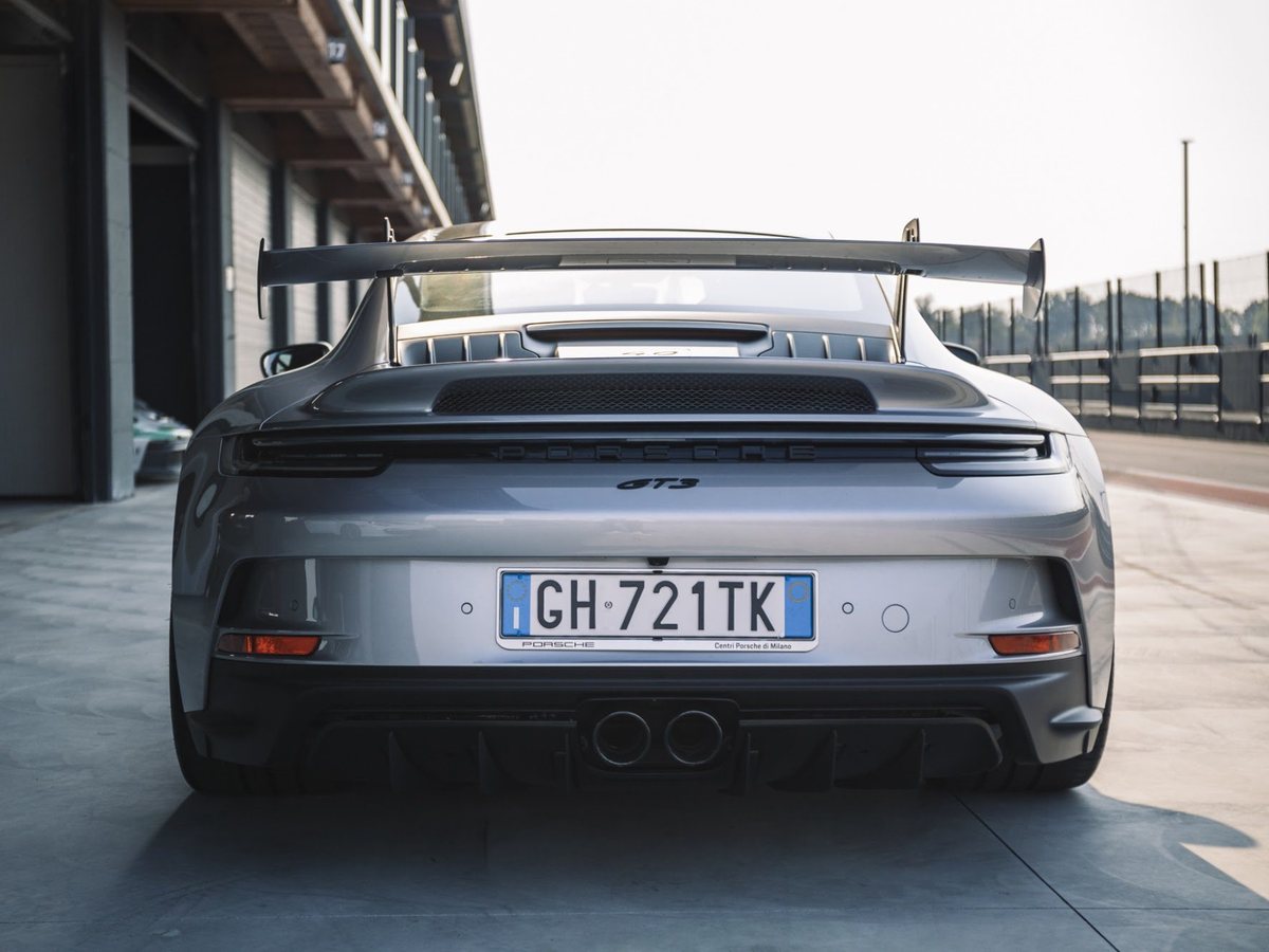 Una Porsche 911 GT3 con targa nella corsia box