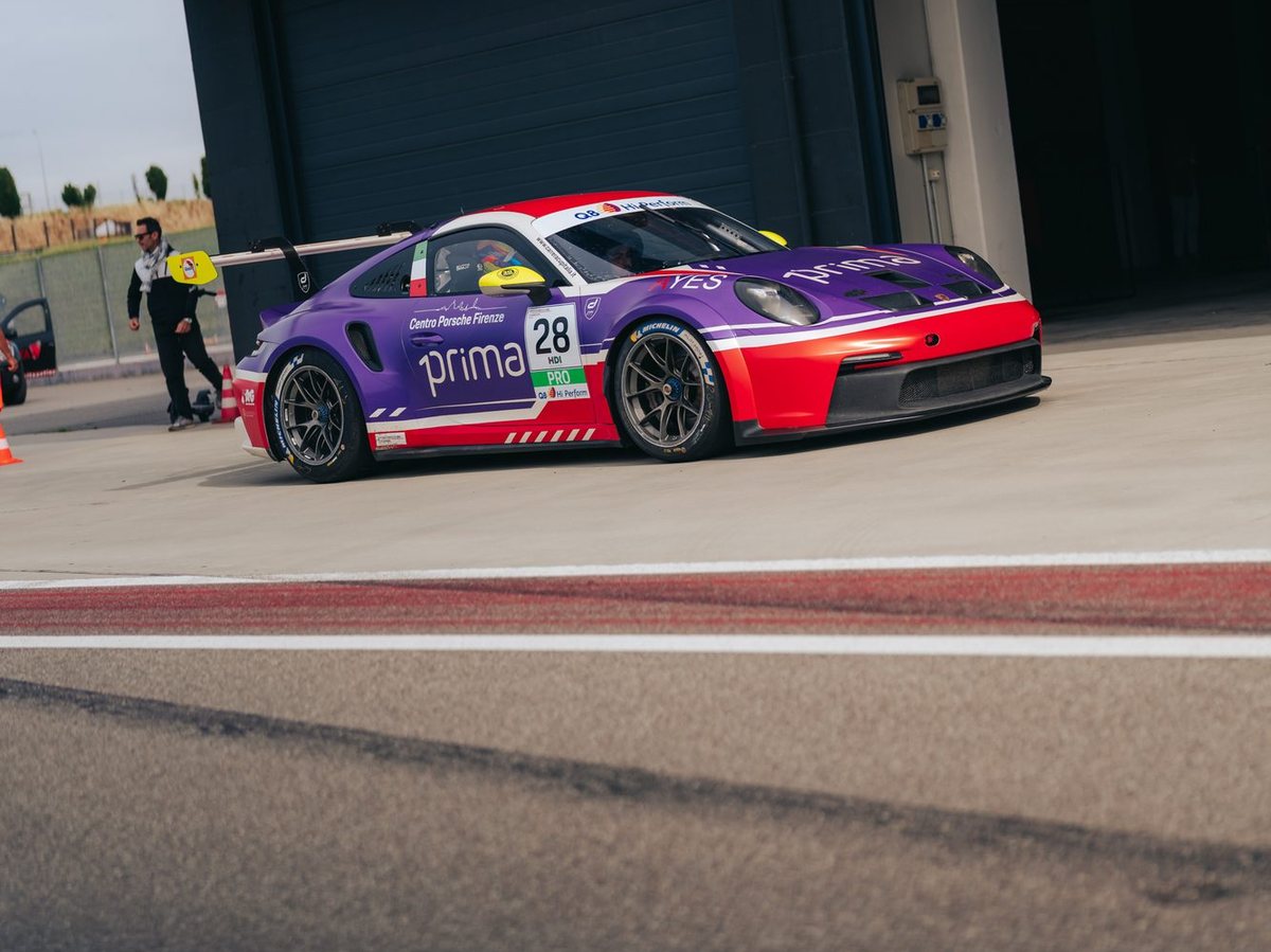Porsche 992 GT3 Cup in uscita dai box