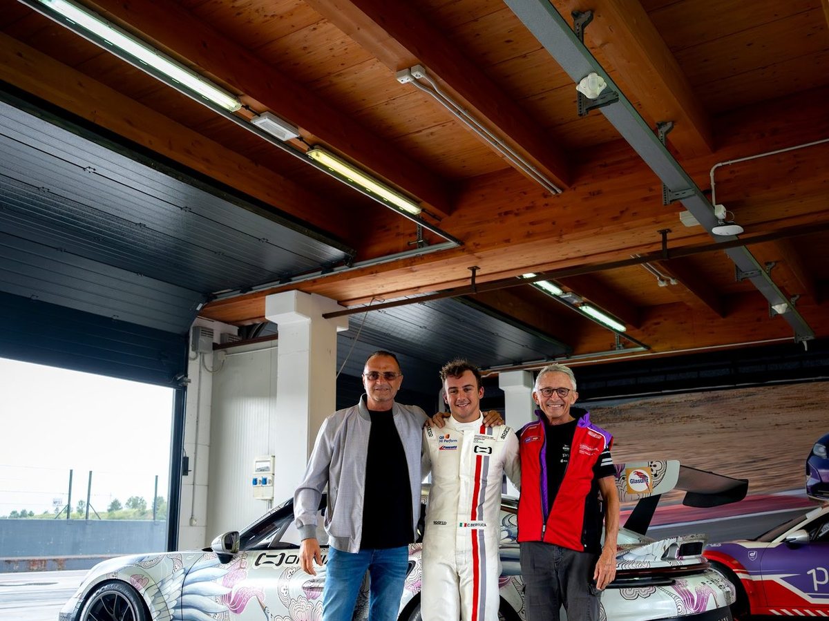 Gli ospiti nel box con le vetture del team